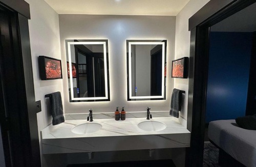 Downtown Louisville Hotel | A12 The Lower NHS Pick 6 Suite
