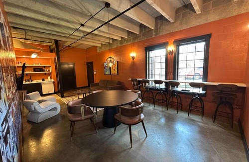Downtown Louisville Hotel | A12 The Lower NHS Pick 6 Suite