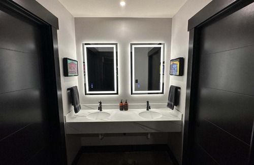 Downtown Louisville Hotel | A12 The NHS Superfecta Suite