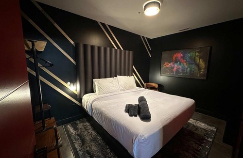 Downtown Louisville Hotel | A12 The Upper Paddock Stretch Suite