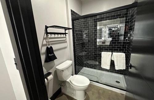 Downtown Louisville Hotel | A12 Upper East Crown Daily Double Suite