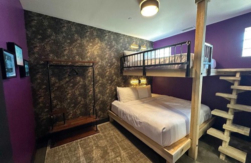 Downtown Louisville Hotel | A12 Upper East Crown Exacta Suite
