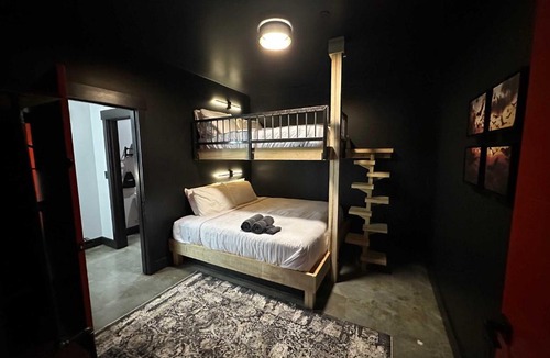 Downtown Louisville Hotel | A12 Upper West Stakes Daily Double Suite