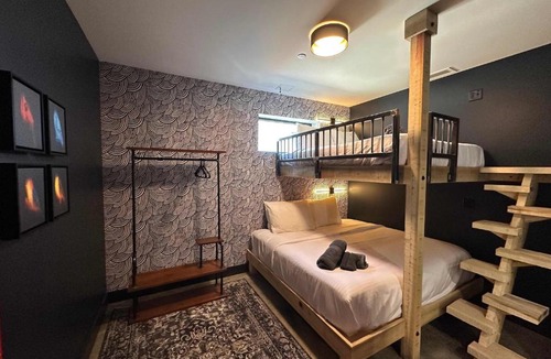 Downtown Louisville Hotel | A12 Upper West Stakes Daily Double Suite