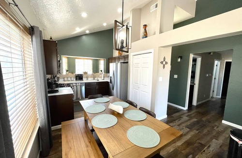 Alban Hills House | ABQ Home Overlooking Mountain- Near Sandia Tramway + Balloon Fiesta