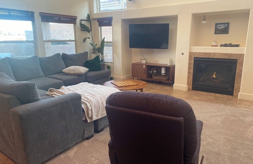 Northeast Heights House | ABQ Retreat-Pool, Hot Tub, Mountain Views, Three King Beds! Sleeps 12!