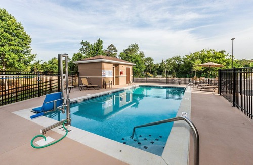 Farragut Apartment | Accessible 1BR Suite w/Breakfast, Pool + Fire Pit