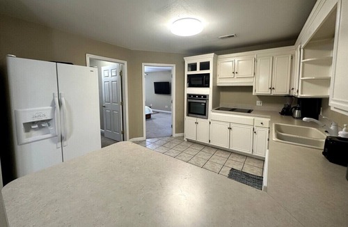 West Meade Apartment | Ace Condo w/ Hot Tub | Only 15 mins to Broadway!
