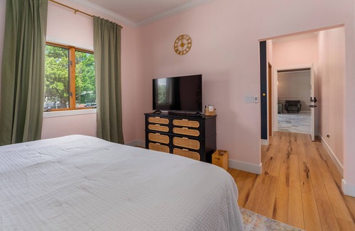 Cobden Hotel | ADA King Suite Accessible, Cobden