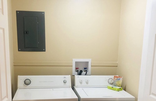 Cleveland Apartment | Adkisson Villa ★NEWLY REDONE★ Best Location! 2 MIN >I75, Arcade table PACMAN