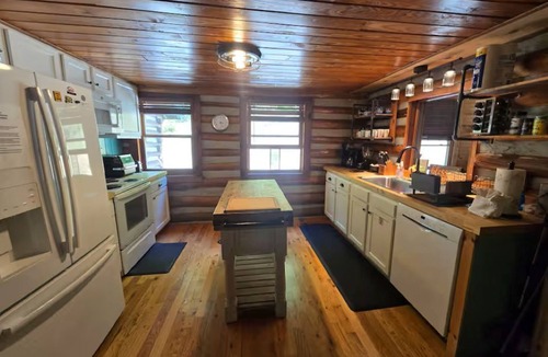 Seymour Cabin | Alpine Acres is the place to be!