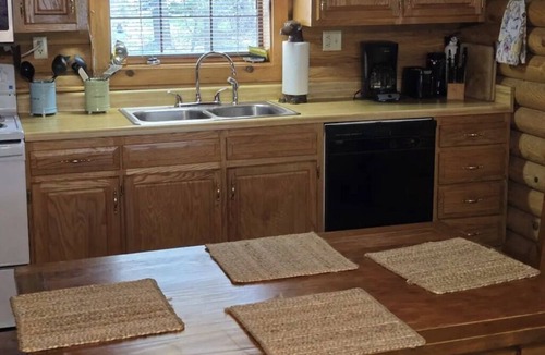 Oneida Cabin | Amazing 3-bedroom cabin with 10 stall barn and turn-out. Horse lovers' dream!