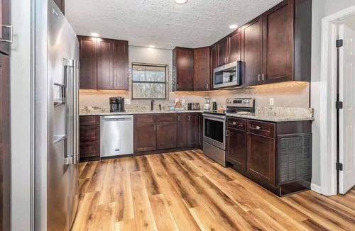 Chalet Village Cabin | Amazing Grace: HotTub PoolTable 4 KingSuites