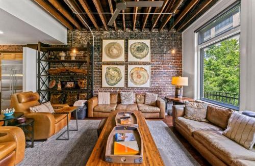 Old City Apartment | Amazing Rooftop Patio Overlooking street