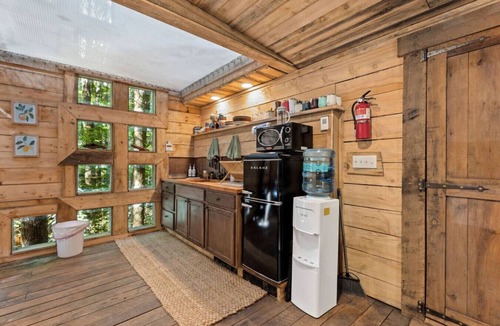 Rogers Cabin | Amazonia- Pet Friendly, Firepit, Outdoor Shower