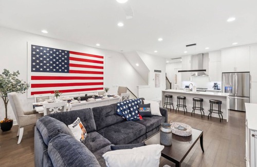 South Nashville Villa | American Talladega Nights - Downtown with Hot Tub