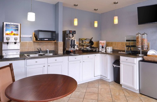 Branson Theater District Hotel | Americas Best Value Inn & Suites Branson - Near the Strip