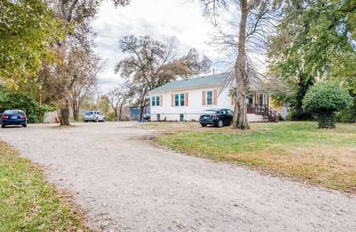 Manhattan House | Anderson Cottage: comfy 3 bedroom near stadium, winery, airport, & golf course!
