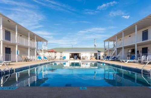 Branson Theater District Hotel | Angel Inn Near IMAX, a Travelodge by Wyndham