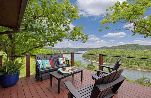 Eureka Springs House | AR-MO-re. Table Rock Mountain views, minutes from Eureka Springs, dog friendly.