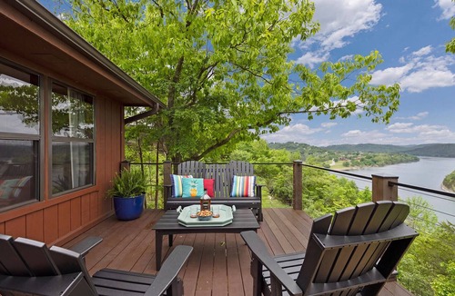 Eureka Springs House | AR-MO-re. Table Rock Mountain views, minutes from Eureka Springs, dog friendly.