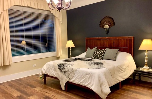 Cowan House | Artsy 1st floor pet-friendly ensuite king in historic railroad inn & town.