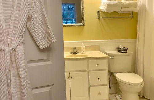 Cowan House | Artsy pet-friendly queen room/historic railroad inn & town.