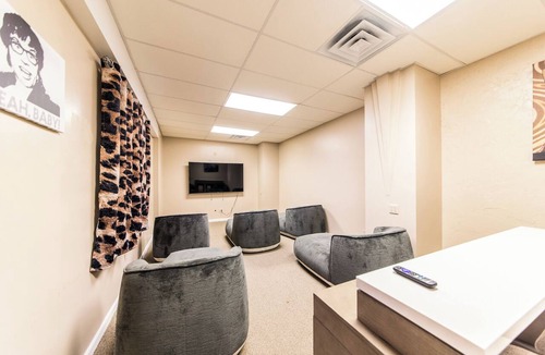 Downtown St. Louis Apartment | Austin Powers at the Roxbury