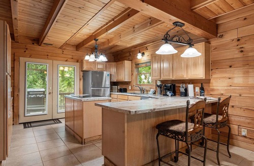 Branson Cabin | Authentic Log Cabin Mins to Thunder Ridge&Big Cedar Free Attraction Tickets Pvt Hot Tub Pool Table