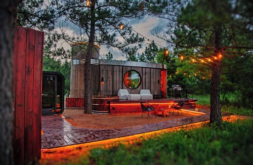 Paris Cabin | Award-Winning Cabin. Private Sauna. Cedar Hot Tub. Outdoor Shower