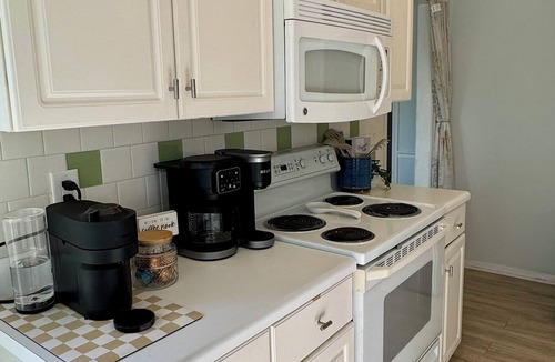 Murraysville House | Barcade Bungalow: Close to the beach, separate bar/arcade room.
