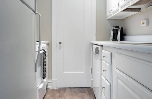 DeBaliviere Place Apartment | Barsala l Chic 2BD Retreat Near Forest Park, Located in the Central West End