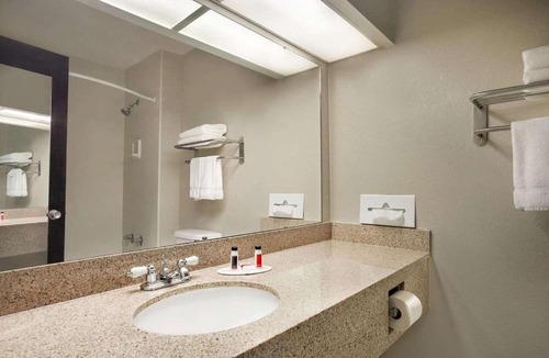 Shawnee Heights Hotel | Baymont by Wyndham Kansas City