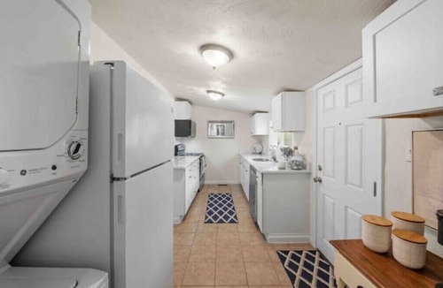 Bayview House | Beach Bungalow - 1 Block to Beach - Pets Welcome