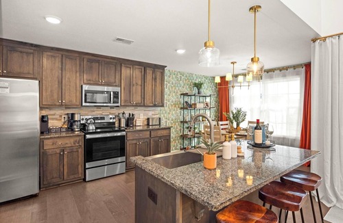 Clarksville House | Bear BNB! Minutes to Austin Peay & Fort Campbell ~ Newly Renovated