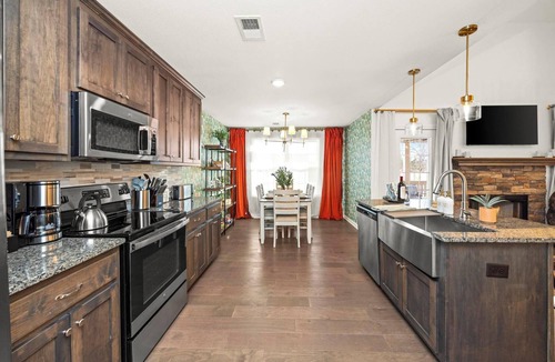Clarksville House | Bear BNB! Minutes to Austin Peay & Fort Campbell ~ Newly Renovated