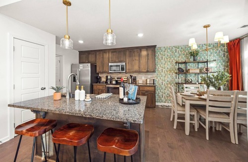 Clarksville House | Bear BNB! Minutes to Austin Peay & Fort Campbell ~ Newly Renovated