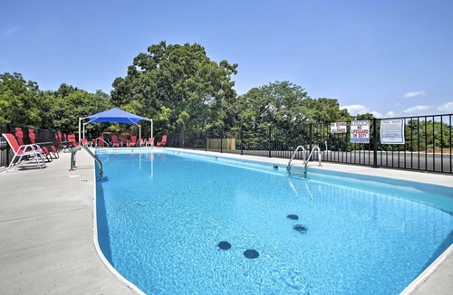Lampe Cottage | “Bear Claw" - Cabin w/Bluff Lake View Near Branson w Pickleball Court!