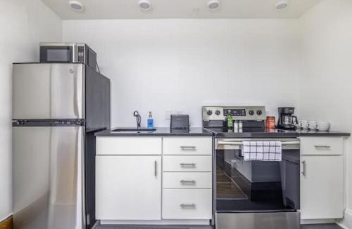Downtown Des Moines Apartment | Beautiful 1 Bed Studio Apt Close to Hospitals!