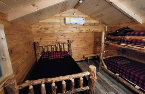 Ray County Cabin | Beautiful 1-bedroom Cabin #2 with AC overlooking swim pond