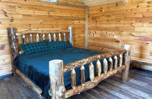 Ray County Cabin | Beautiful 1-bedroom Cabin #5 with AC overlooking swim pond