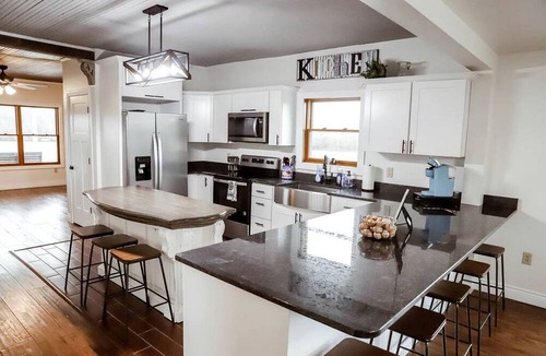 Owensville House | Beautiful and Spatious Vacation Rental with 6 Bedrooms near Owensville, Missouri