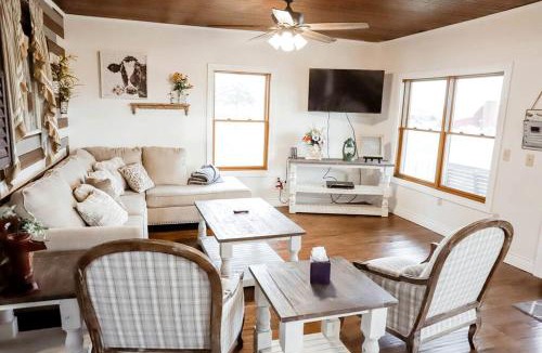 Owensville House | Beautiful and Spatious Vacation Rental with 6 Bedrooms near Owensville, Missouri