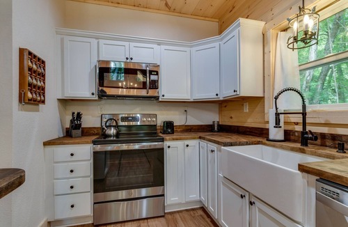 Chalet Village Ski Chalet | Beautiful Chalet in Gatlinburg with Seasonal Views 3 bedroom 2 bath!