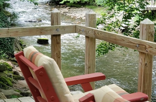Maggie Valley Cottage | Beautiful Creekside Cottage with Private Deck in Maggie Valley