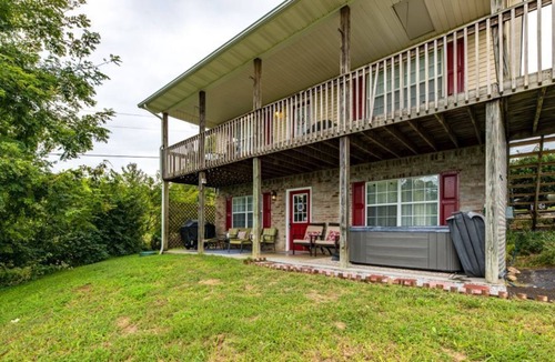 Kodak Apartment | Beautiful Mountain View Place w Exclusive Hot Tub