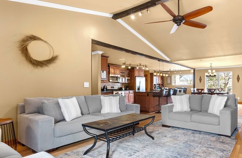 Branson House | BEAUTIFUL VERY SPACIOUS home in heart of Branson - Hot Tub, Game Room,Large Yard