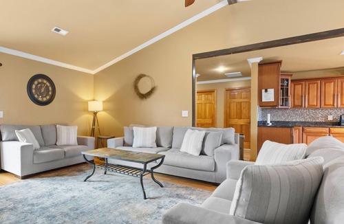 Branson House | BEAUTIFUL VERY SPACIOUS home in heart of Branson - Hot Tub, Game Room,Large Yard