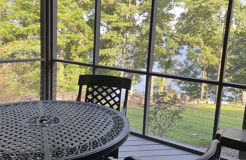 Springville House | Beautiful waterfront home on KY lake!