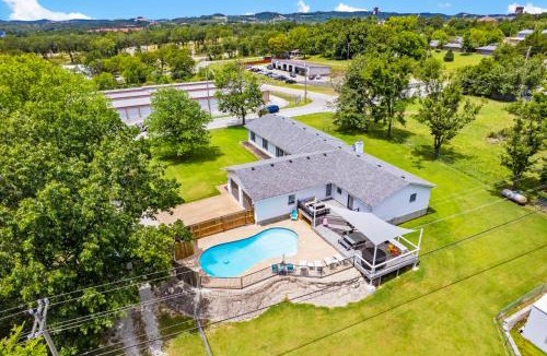 Branson House | Bee Creek Poolside